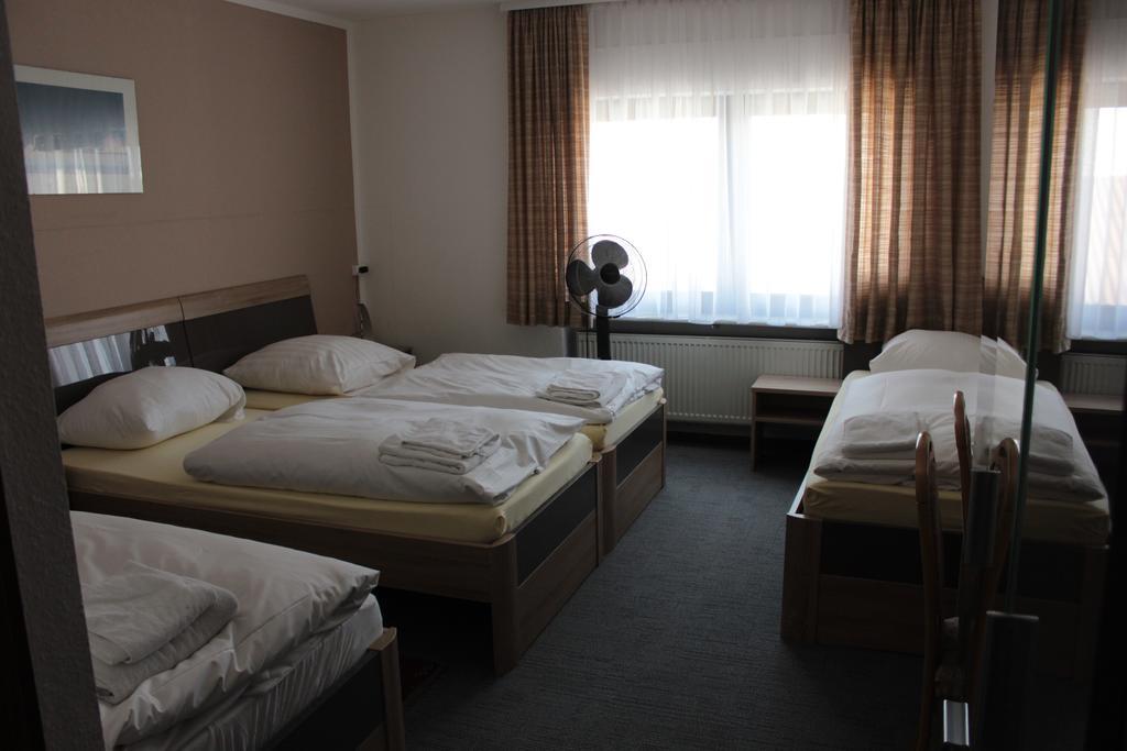 Airport-Hotel Zum Taubengrund Kelsterbach Room photo
